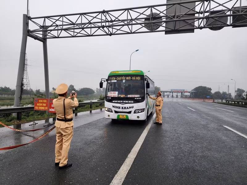 Việc áp dụng công nghệ giúp tránh chồng chéo trong việc kiểm soát phương tiện, tạo điều kiện thuận lợi cho người tham gia giao thông. Việc áp dụng công nghệ giúp tránh chồng chéo trong việc kiểm soát phương tiện, tạo điều kiện thuận lợi cho người tham gia giao thông.
