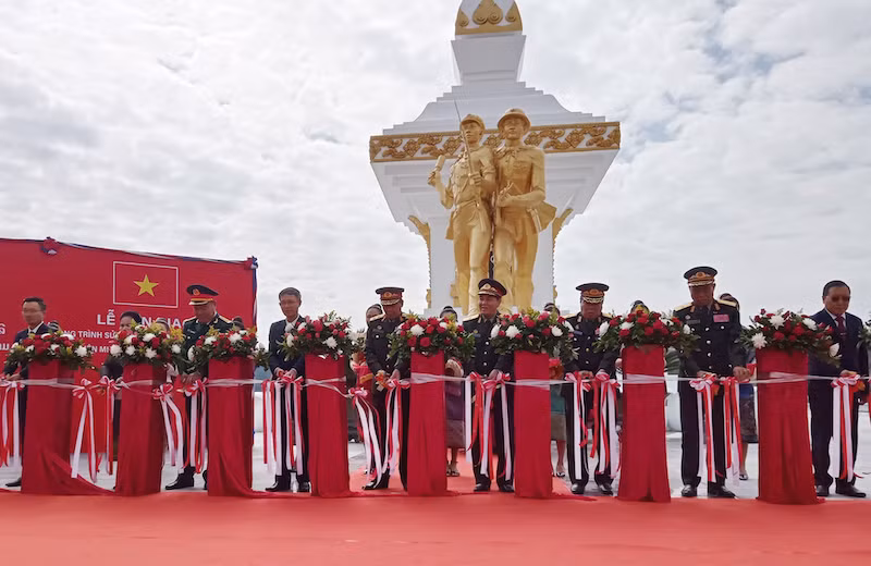 Các đại biểu làm lễ hoàn thành công tác trùng tu công trình Đài tưởng niệm Liên minh chiến đấu Lào-Việt Nam. (Ảnh: Hải Tiến)
