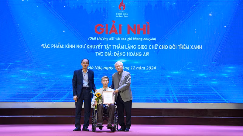 Tác giả khuyết tật Đặng Hoàng An nhận giải tại chương trình. (Ảnh: Ban tổ chức) Tác giả khuyết tật Đặng Hoàng An nhận giải tại chương trình. (Ảnh: Ban tổ chức)