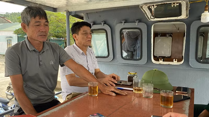 Cán bộ Trạm kiểm ngư Lạch Bạng phổ biến pháp luật về chống khai thác IUU cho ngư dân thị xã Nghi Sơn, tỉnh Thanh Hóa. 