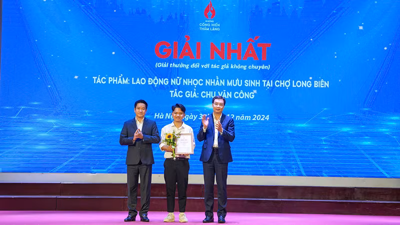 Trao giải Nhất cho tác giả đoạt giải nhóm cây bút không chuyên. (Ảnh: Ban tổ chức) Trao giải Nhất cho tác giả đoạt giải nhóm cây bút không chuyên. (Ảnh: Ban tổ chức)