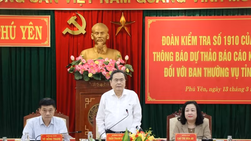 Chủ tịch Quốc hội Trần Thanh Mẫn, Trưởng Đoàn Kiểm tra 1910 của Bộ Chính trị phát biểu chỉ đạo hội nghị.
