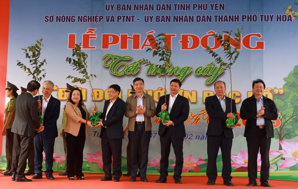 Lãnh đạo tỉnh Phú Yên trao tặng cây xanh cho thành phố Tuy Hòa thực hiện đề án trồng 2 triệu cây xanh giai đoạn 2021-2025. Lãnh đạo tỉnh Phú Yên trao tặng cây xanh cho thành phố Tuy Hòa thực hiện đề án trồng 2 triệu cây xanh giai đoạn 2021-2025.