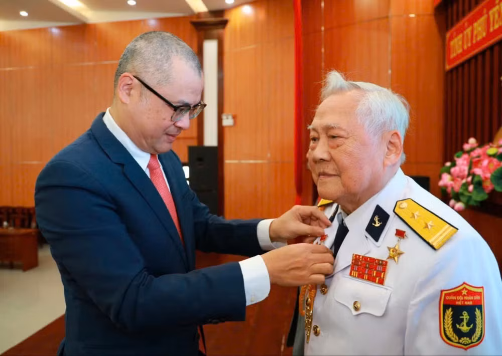 Ủy viên Trung ương Đảng, BÍ thư Tỉnh ủy, Trưởng Đoàn Đại biểu Quốc hội tỉnh Phú Yên gắn Huy hiệu 70 năm tuổi Đảng cho Anh hùng Lực lượng vũ trang nhân dân Hồ Đắc Thạnh.