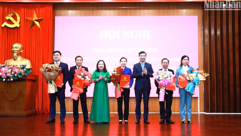 Thường trực Tỉnh ủy Phú Yên trao quyết định và tặng hoa cho lãnh đạo Ban Tuyên Giáo và Dân vận tỉnh.