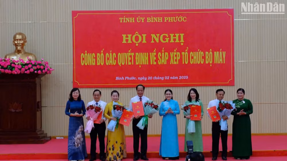 Lãnh đạo tỉnh Bình Phước trao quyết định nghỉ hưu trước tuổi cho các đồng chí có nguyện vọng. Lãnh đạo tỉnh Bình Phước trao quyết định nghỉ hưu trước tuổi cho các đồng chí có nguyện vọng.