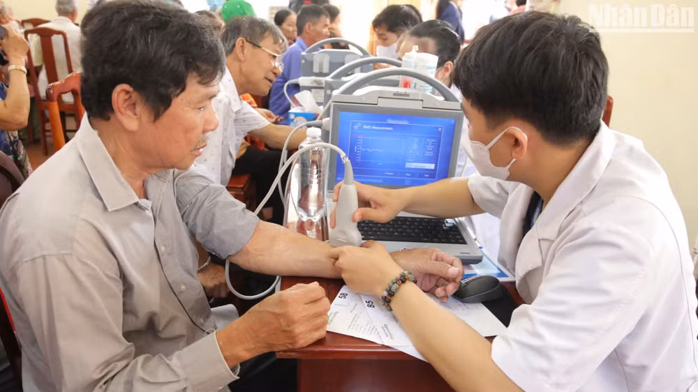 Người dân phường Tân Phú, thành phố Đồng Xoài được bác sĩ khám bệnh miễn phí.
