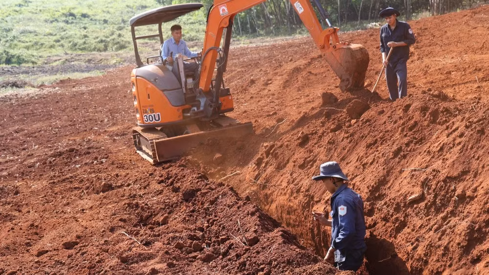 Các chiến sĩ Đội K72 tìm kiếm hài cốt liệt sĩ tại xã Phước Minh, huyện Bù Gia Mập