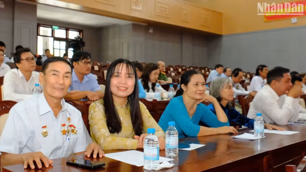 Các đại biểu buổi họp mặt.