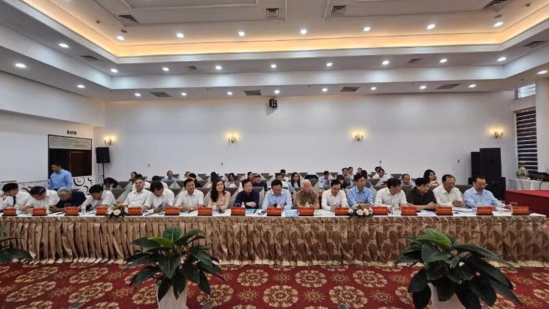 Nhiều lãnh đạo một số ban Đảng các Tỉnh ủy, Thành ủy trực thuộc Trung ương, các chuyên gia, nhà khoa học tham dự hội thảo.