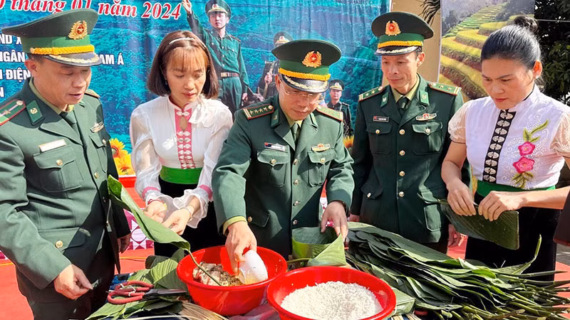 Đại tá Phan Văn Hóa, Chỉ huy trưởng Bộ Chỉ huy Bộ đội Biên phòng tỉnh Điện Biên tham gia gói bánh chưng cùng nhân dân xã Ma Thì Hồ, huyện Mường Chà (Điện Biên). (Ảnh LÊ LAN)