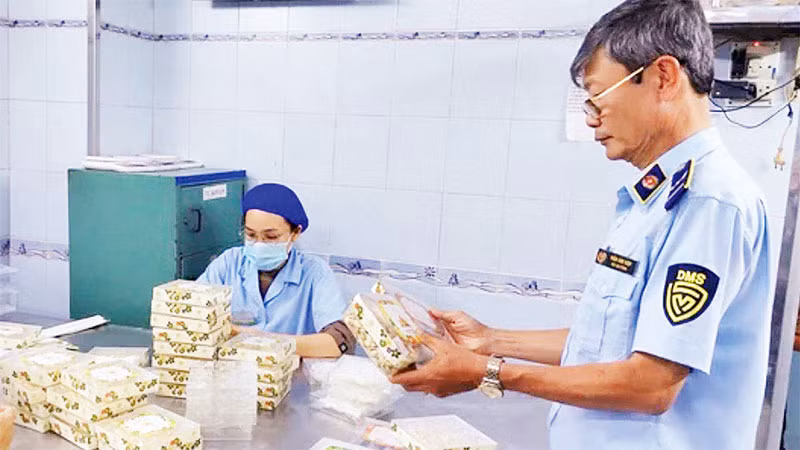 Các đơn vị chức năng thuộc Cục Quản lý thị trường thành phố kiểm tra một cơ sở sản xuất hàng hóa tại quận Phú Nhuận.