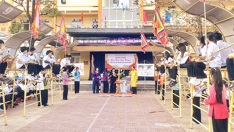 Học sinh Trường THPT Đào Duy Từ (Quảng Bình) tham gia hội bài chòi.