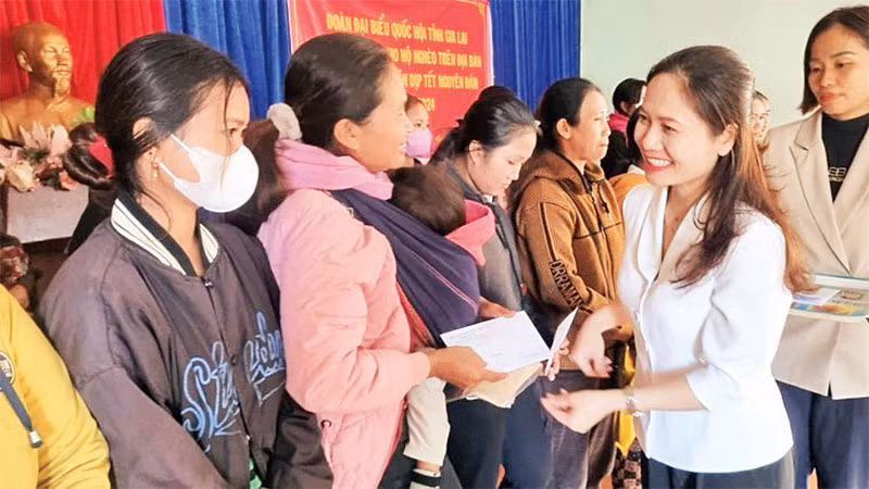 Những món quà tình nghĩa làm ấm lòng người dân mỗi dịp Tết đến, Xuân về.