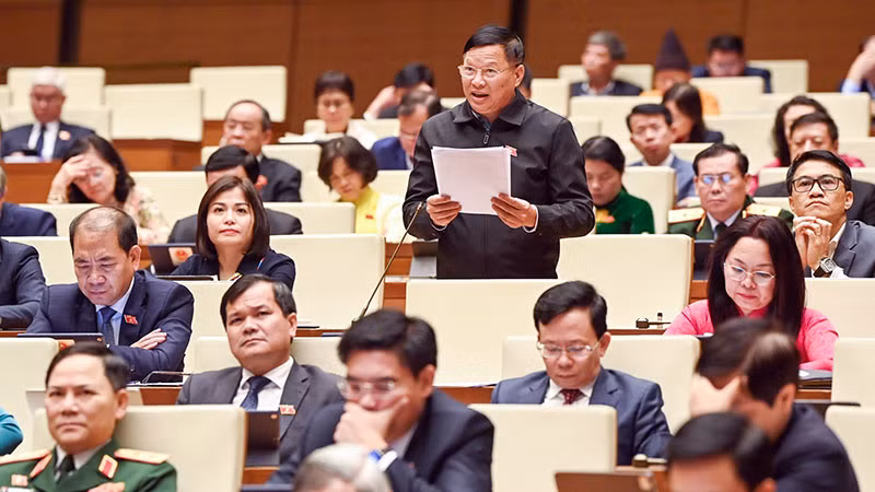 Đại biểu Quốc hội tỉnh Vĩnh Phúc phát biểu thảo luận về Luật Đất đai (sửa đổi). (Ảnh DUY LINH)