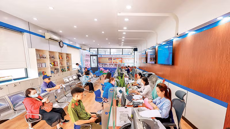 Nhân viên ngành cấp nước hướng dẫn khách hàng làm hợp đồng cấp nước điện tử. Nhân viên ngành cấp nước hướng dẫn khách hàng làm hợp đồng cấp nước điện tử.