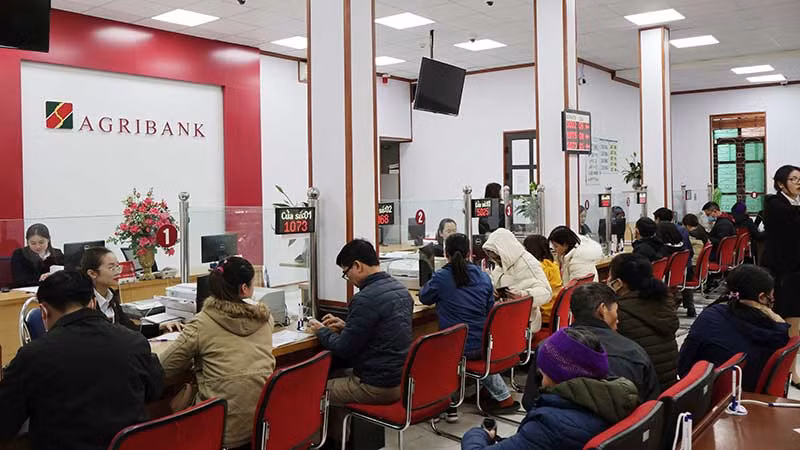 Khách hàng giao dịch tại chi nhánh ngân hàng Agribank.