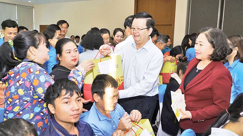 Lãnh đạo Trung ương và tỉnh Bà Rịa-Vũng Tàu tặng quà Tết cho công nhân, người lao động có hoàn cảnh khó khăn.