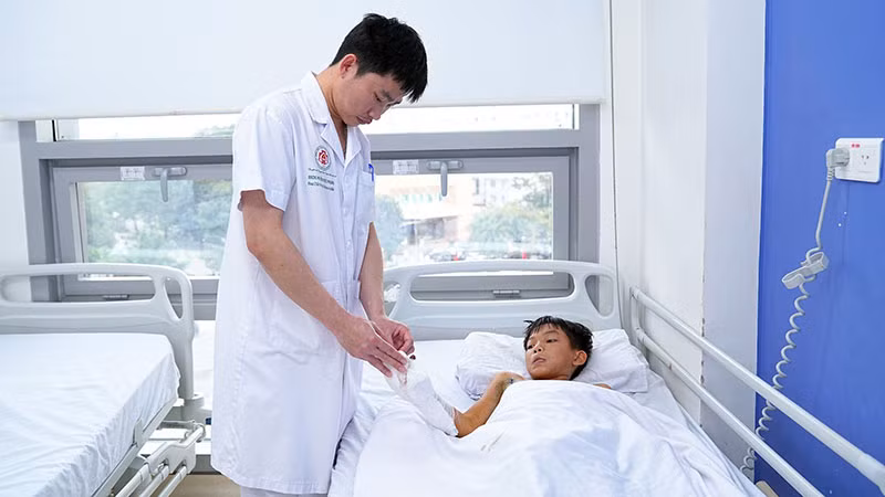 Điều trị cho một nạn nhân do pháo nổ tại Khoa Chấn thương chi trên và vi phẫu thuật, Viện Chấn thương - Chỉnh hình (Bệnh viện Trung ương Quân đội 108).