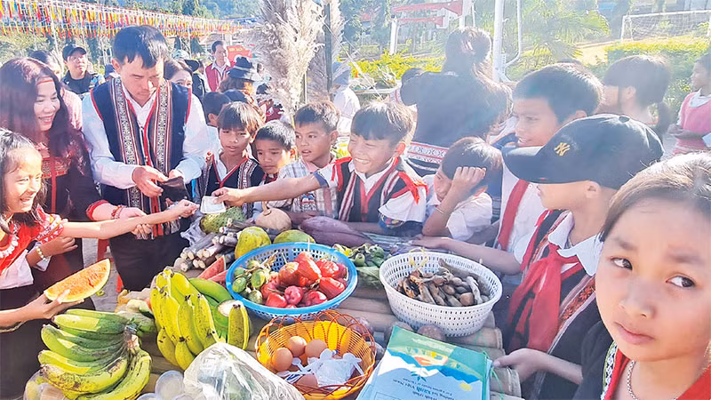 Một gian hàng của các em học sinh lớp 2A.