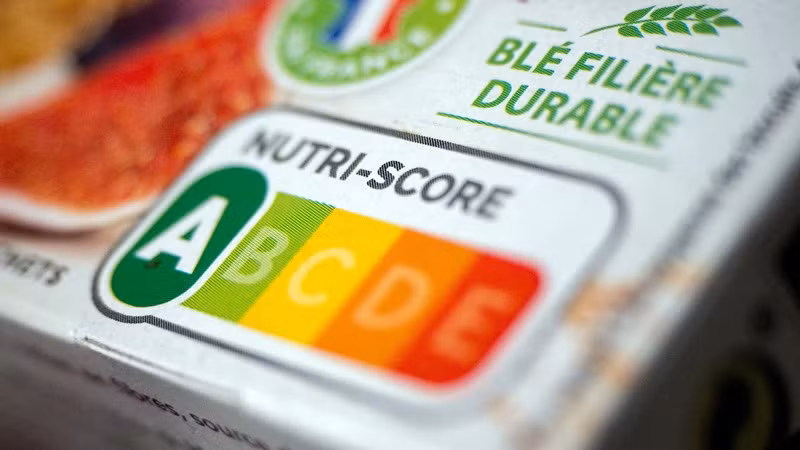Nutri-Score là bước đầu trong nỗ lực thay đổi hàm lượng đường trong các thực phẩm và đồ uống, cũng như định hướng thói quen tiêu dùng lành mạnh hơn cho người dân. (Ảnh: FranceInfo)
