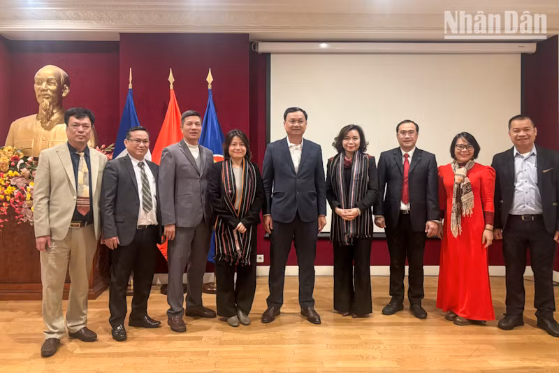 Đoàn công tác của UBND thành phố Buôn Ma Thuột tại trụ sở Đại sứ quán Việt Nam tại Pháp. (Ảnh: KHẢI HOÀN) Đoàn công tác của UBND thành phố Buôn Ma Thuột tại trụ sở Đại sứ quán Việt Nam tại Pháp. (Ảnh: KHẢI HOÀN)