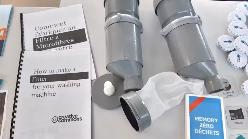 Bộ lọc sẽ được lắp đặt trong kết cấu của máy giặt thế hệ mới nhằm giảm thiểu sự thải loại vi sợi ra môi trường. (Ảnh: FranceInfo) Bộ lọc sẽ được lắp đặt trong kết cấu của máy giặt thế hệ mới nhằm giảm thiểu sự thải loại vi sợi ra môi trường. (Ảnh: FranceInfo)