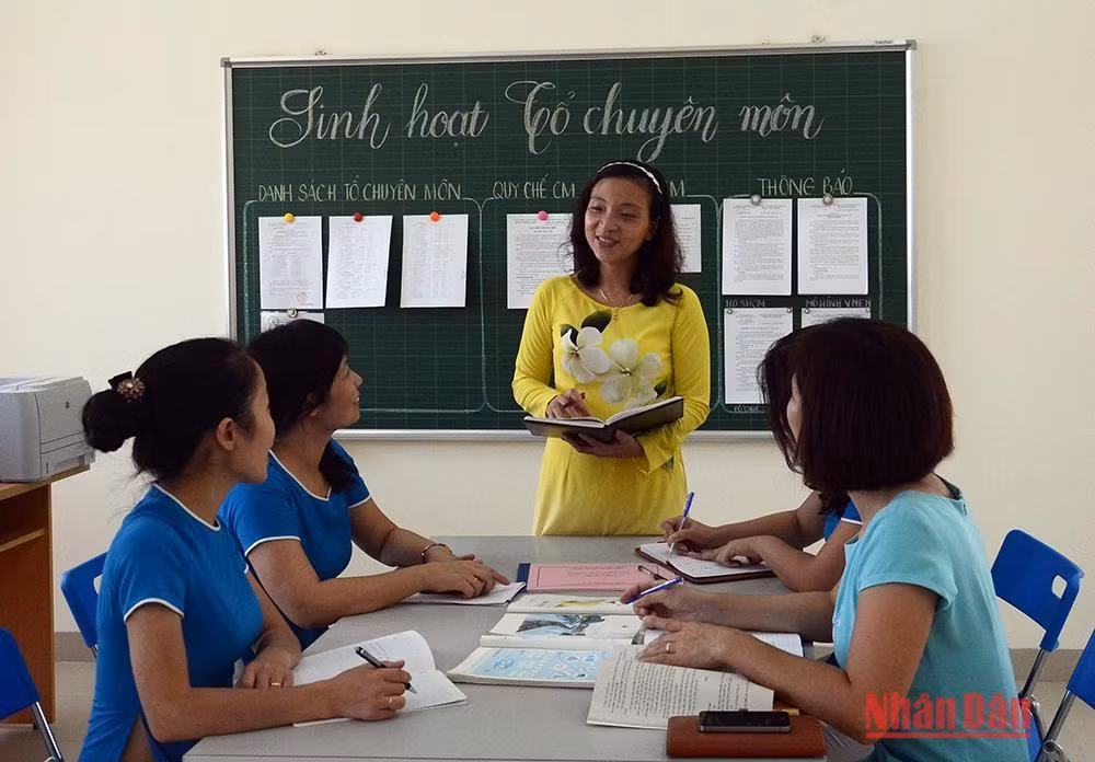 Giáo viên sinh hoạt chuyên môn. Ảnh: DUY LINH