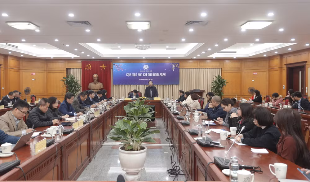 Các đại biểu tại cuộc họp báo.