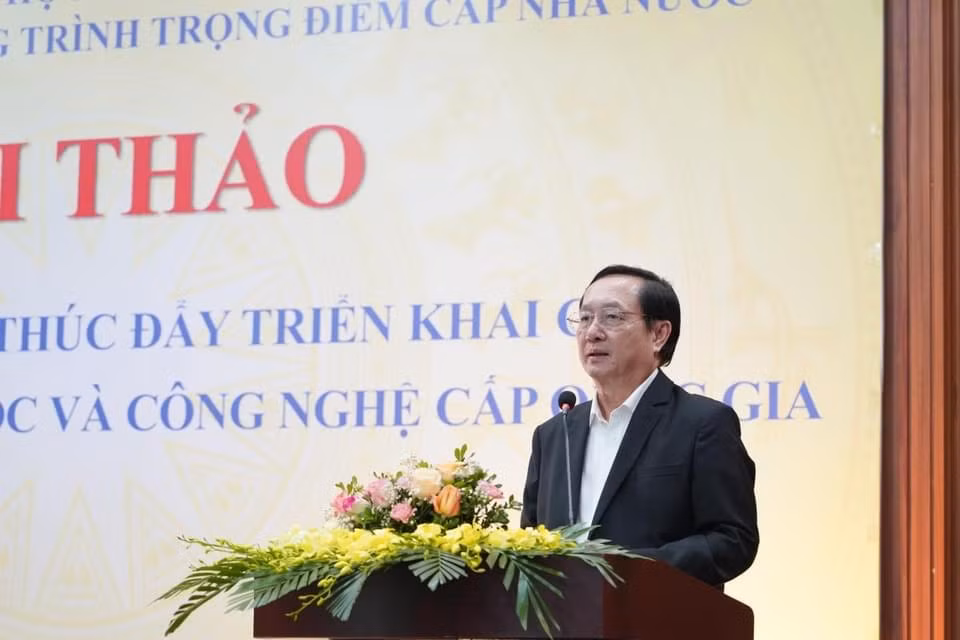 Bộ trưởng Huỳnh Thành Đạt phát biểu tại hội thảo.