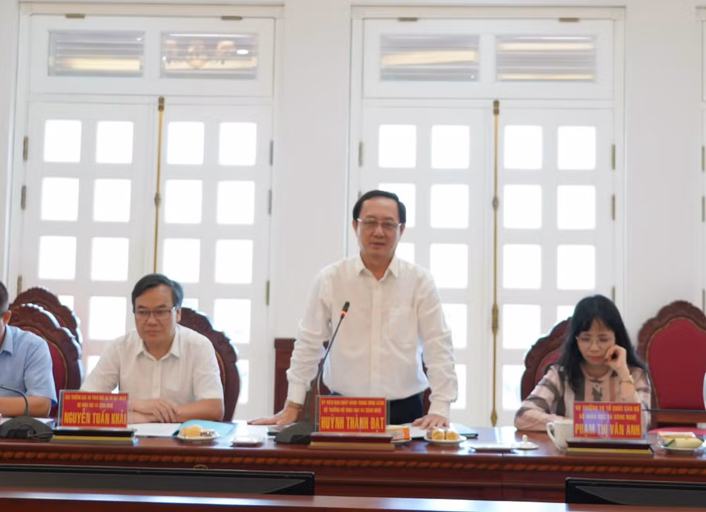 Bộ trưởng Huỳnh Thành Đạt phát biểu ý kiến tại buổi làm việc.