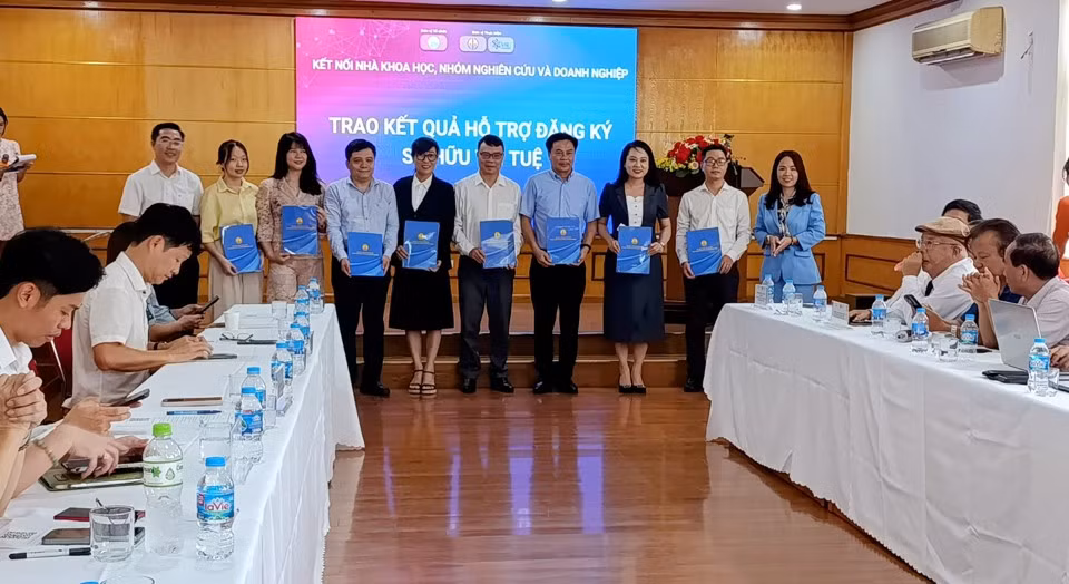 Trao chứng nhận sở hữu trí tuệ cho các nhà khoa học.