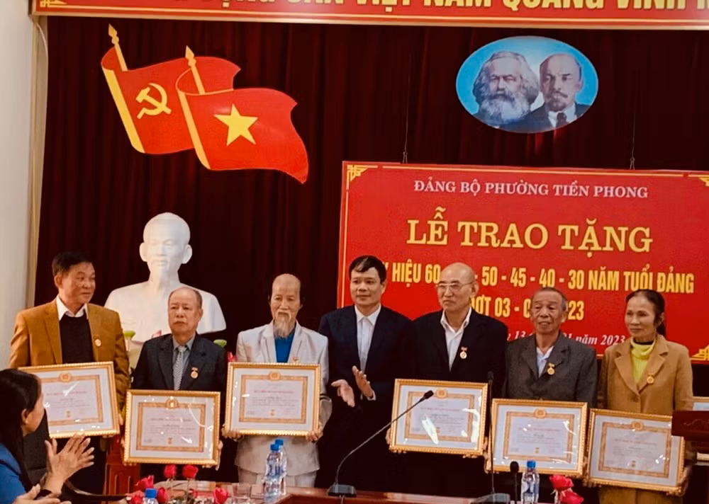 Trao Huy hiệu Đảng từ 30 năm đến 60 năm tuổi Đảng cho các đảng viên thuộc Đảng bộ phường Tiền Phong, thành phố Thái Bình (tỉnh Thái Bình).