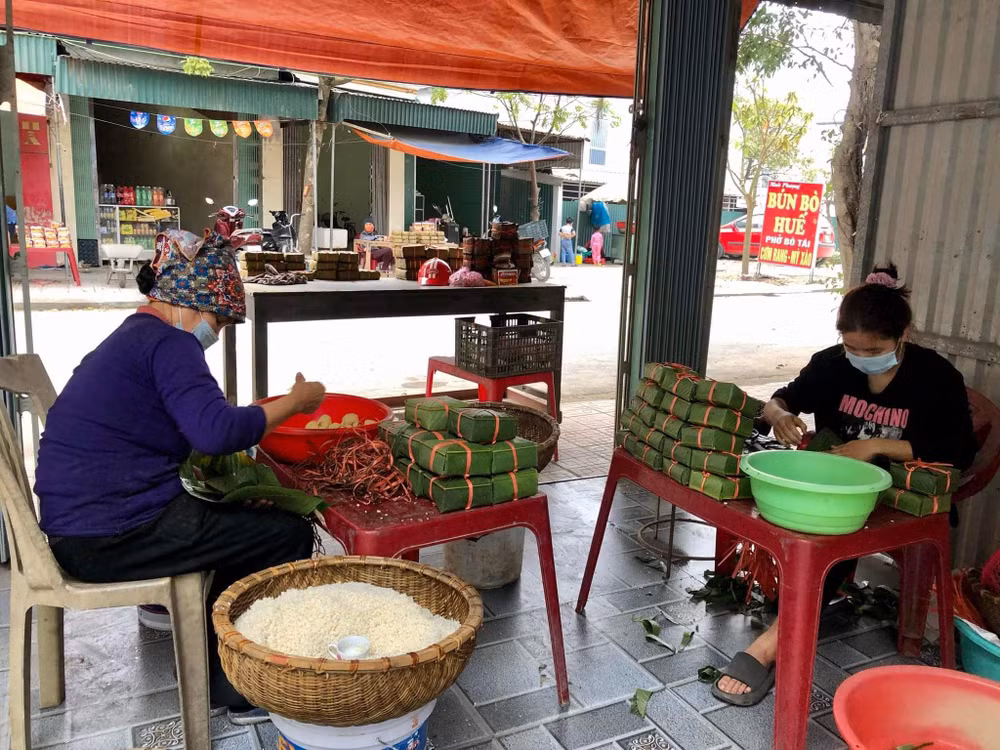 Hiện còn khoảng chục hộ dân khu vực cầu Báng, xã Tân Bình, thành phố Thái Bình còn giữ nghề làm bánh chưng.