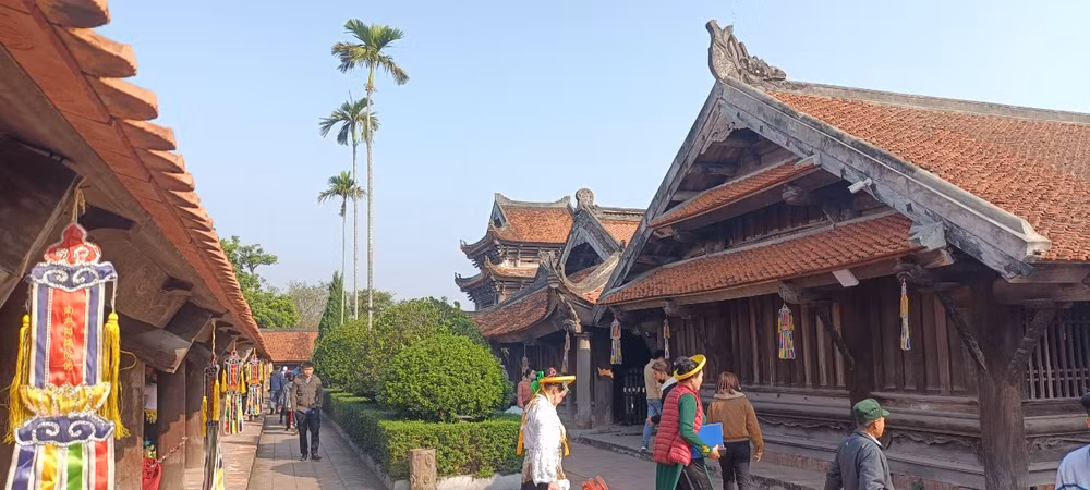 Chùa Keo hiện có 18 công trình kiến trúc với 133 gian làm bằng gỗ quý.