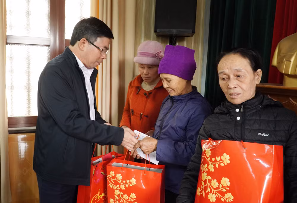 Đồng chí Phạm Văn Tuân, Trưởng Ban Tổ chức Tỉnh ủy Thái Bình trao quà Tết cho hộ khó khăn xã Nam Trung (huyện Tiền Hải).