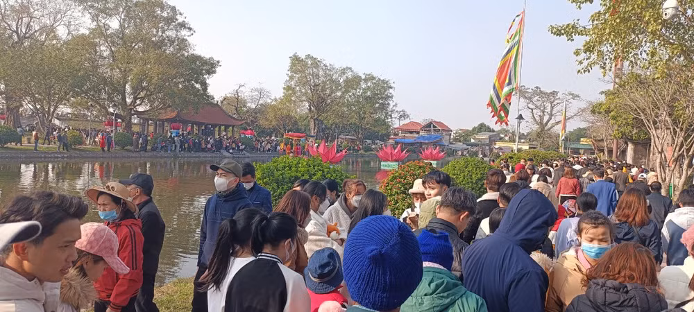 Riêng trong buổi sáng khai hội đã có hàng nghìn du khách gần xa tới chiêm bái, vãn cảnh, cầu an trong năm mới.