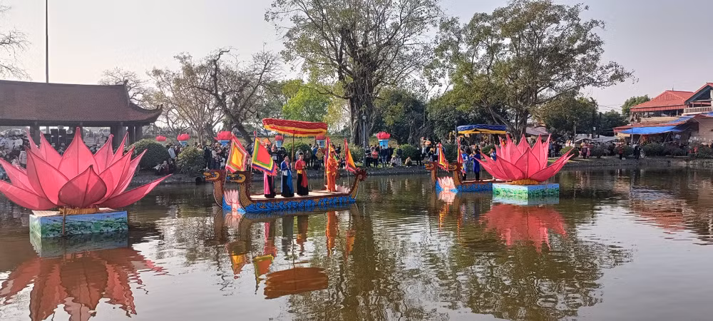 Trong lễ hội đầu xuân không thể thiếu những tiết mục hát giao duyên trên hồ thủy đình tại chùa Keo.