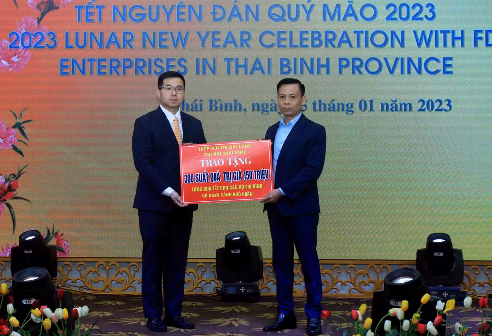 Hội Thương gia Đài Loan (Trung Quốc) trao cho tỉnh Thái Bình 300 suất quà Tết trị giá 150 triệu đồng tặng người khó khăn trên địa bàn tỉnh. (Ảnh : Mai Tú)