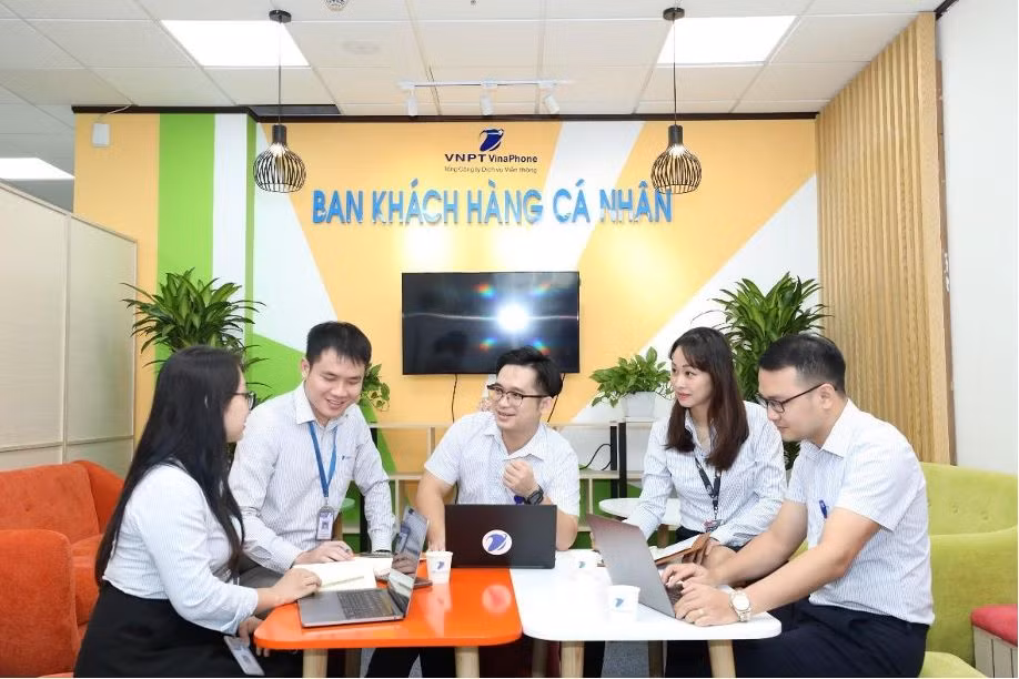 “Trái tim” của tòa nhà là khu vực văn phòng cũng được “xanh hóa” nhằm đem đến không gian làm việc dễ chịu, thư thái nhất cho cán bộ nhân viên mỗi ngày. Đây còn là nơi để mỗi cán bộ nhân viên của Vinaphone thể hiện sự gắn bó với tập thể, công việc theo cách rất riêng…