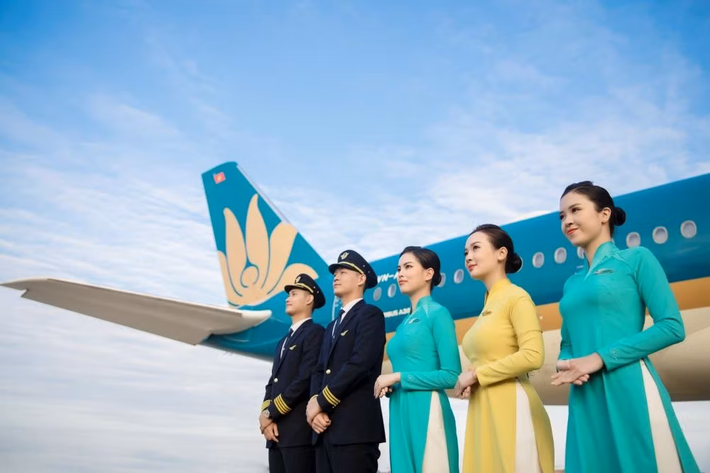 Vietnam Airlines rất vinh dự được đón nhận giải thưởng Human Act Prize cho hạng mục Dự án Bền bỉ Cùng Sen Vàng kết nối yêu thương. Vietnam Airlines rất vinh dự được đón nhận giải thưởng Human Act Prize cho hạng mục Dự án Bền bỉ Cùng Sen Vàng kết nối yêu thương.