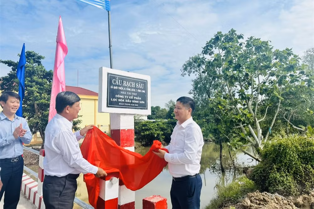 Nghi thức gắn biển công trình cầu Rạch Sâu.