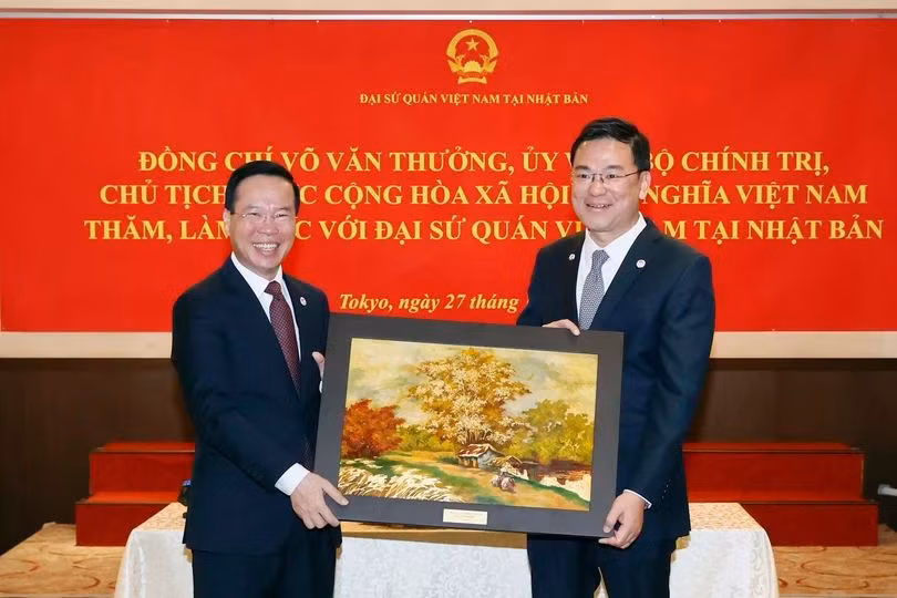 Chủ tịch nước Võ Văn Thưởng tặng bức tranh phong cảnh quê hương cho Đại sứ quán Việt Nam tại Nhật Bản. (Ảnh: TTXVN) Chủ tịch nước Võ Văn Thưởng tặng bức tranh phong cảnh quê hương cho Đại sứ quán Việt Nam tại Nhật Bản. (Ảnh: TTXVN)