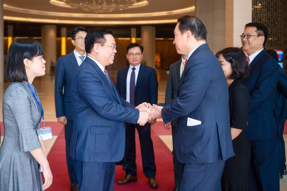 Chủ tịch Quốc hội Vương Đình Huệ tiễn Chủ tịch Tập đoàn SK Hàn Quốc Chey Tae-won.