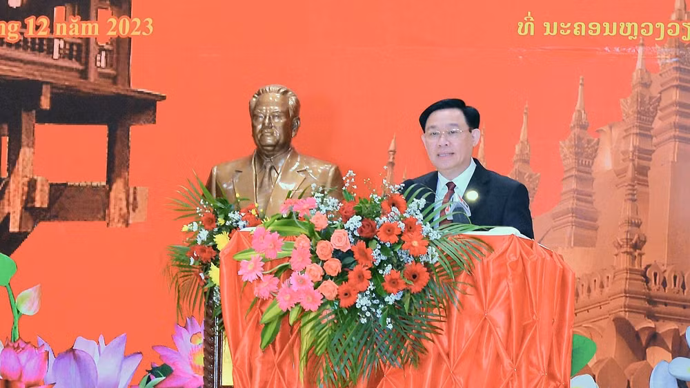 Chủ tịch Quốc hội Vương Đình Huệ phát biểu tại Học viện Chính trị Công an Lào. (Ảnh: daibieunhandan.vn)