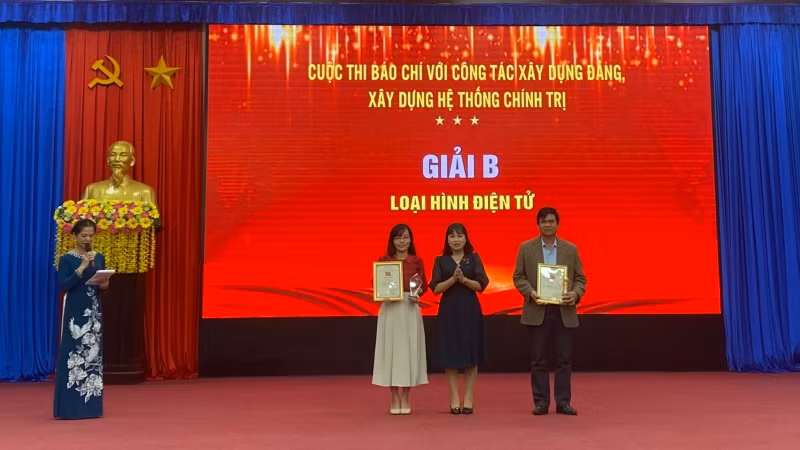 Trao giải các tác giả đạt giải B cuộc thi: “Báo chí với công tác xây dựng Đảng, xây dựng hệ thống chính trị”.