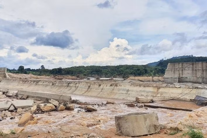 Một phần thân đập thuộc máy thủy điện Ia Glae 2 bị nước lũ cuốn trôi do mưa lớn.