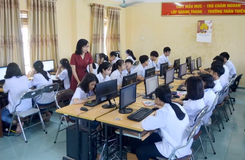 Phòng tin học Trường trung học phổ thông Chuyên Hưng Yên.