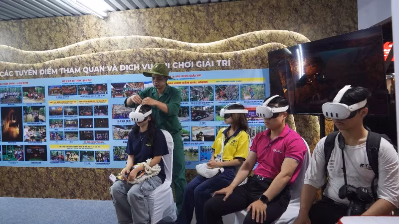 Các bạn trẻ khám phá sản phẩm du lịch mới của Địa đạo Củ Chi thông qua ứng dụng thực tế ảo. (Ảnh: THẾ ANH)