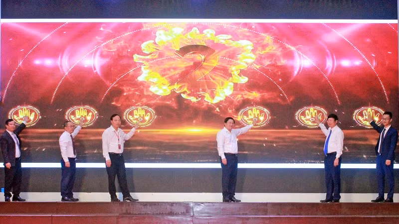 Đại diện Tạp chí Thanh niên và các đơn vị liên quan thực hiện nghi lễ khai mạc Cuộc thi.